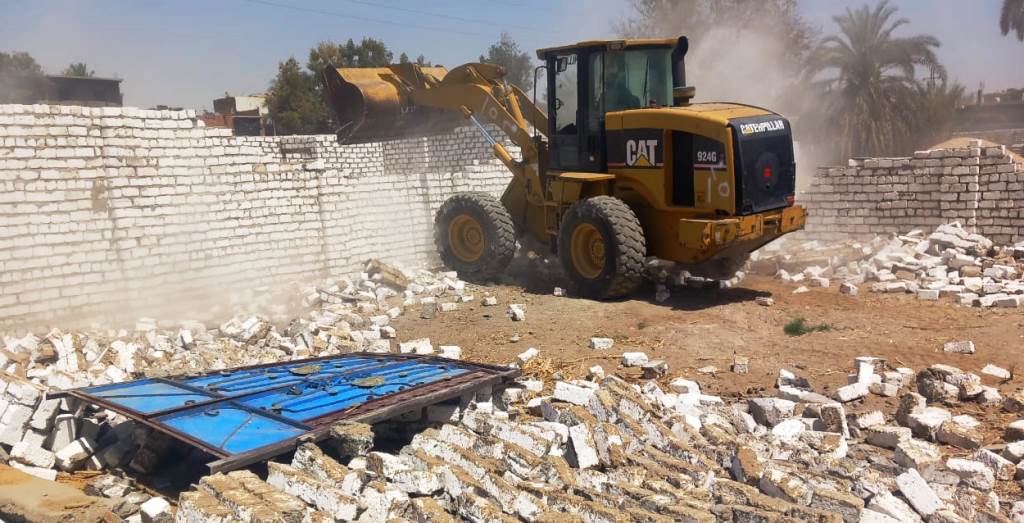 جانب من حملات الإزالة بأسوان جانب من حملات الإزالة بأسوان