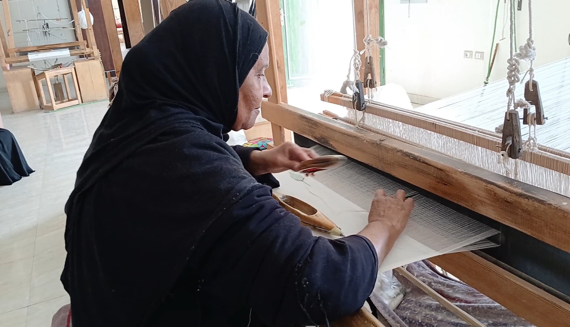 السيدة زينب كمال أحد المستفيدات بمزرعة الحرير