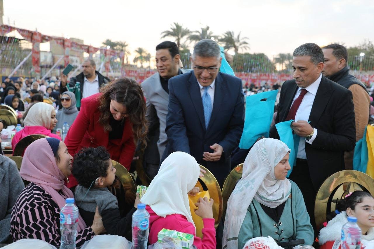 محافظ الجيزة يشهد حفل إفطار جماعى مع 4 آلاف طالب محافظ الجيزة يشهد حفل إفطار جماعى مع 4 آلاف طالب