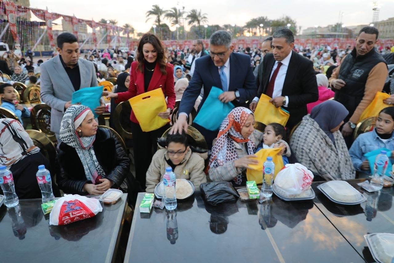 محافظ الجيزة يشهد حفل إفطار جماعى مع 4 آلاف طالب من ذوى الهمم والأيتام محافظ الجيزة يشهد حفل إفطار جماعى مع 4 آلاف طالب من ذوى الهمم والأيتام