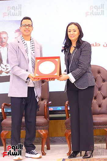 الدكتورة مايا مرسى تكرم الفنان طه الدسوقى الدكتورة مايا مرسى تكرم الفنان طه الدسوقى