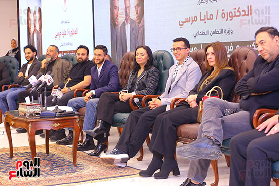 أبطال المسلسل مع الوزيرة مايا مرسى أبطال المسلسل مع الوزيرة مايا مرسى