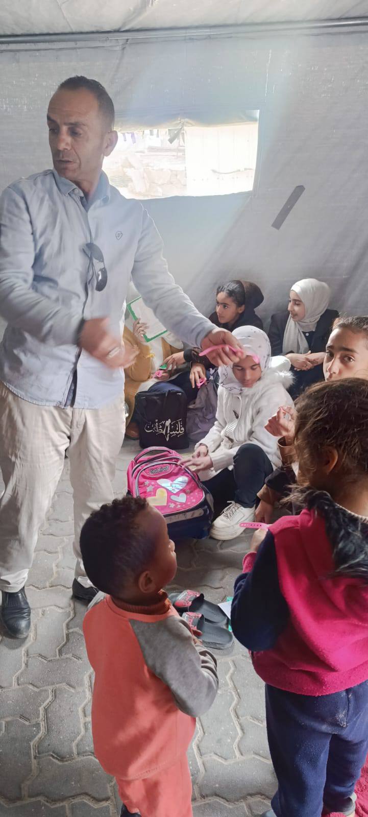 هانى السالمى خلال إطلاق حملة خيمتى وقصة