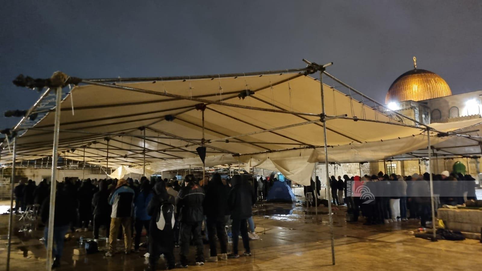 آلاف المصلين الفلسطينيين يؤدون صلاتى العشاء والتراويح فى المسجد الأقصى (4)