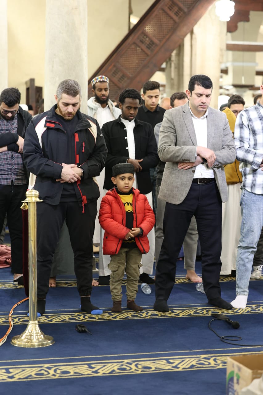 المصلين في صلاة العشاء