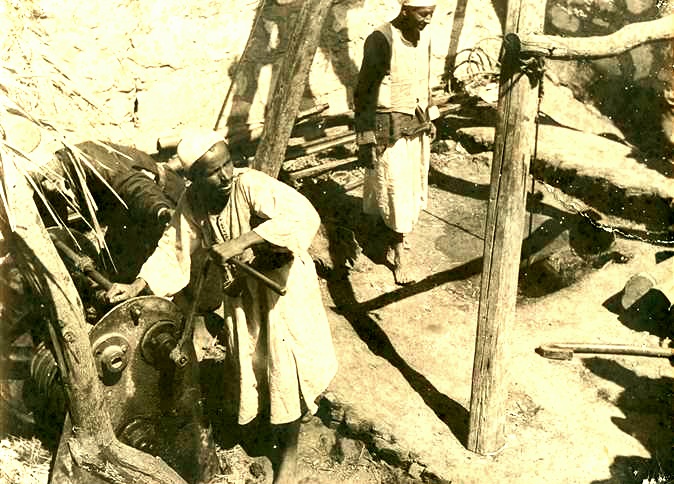 اثناء حفر الابار بنظام الدولاب القديم اثناء حفر الابار بنظام الدولاب القديم