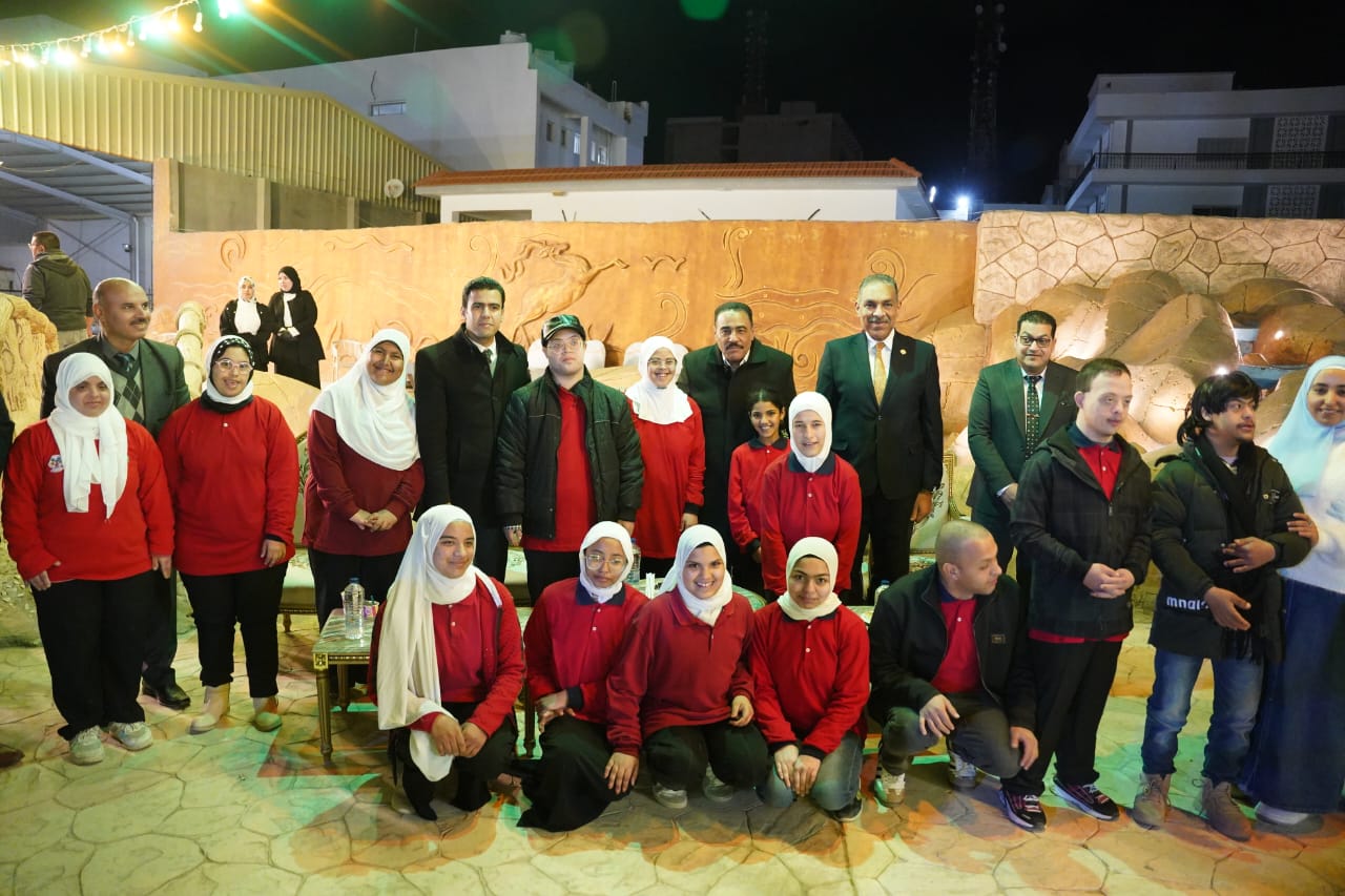 محافظ مطروح مع الاطفال ذوي الهمم والكورال