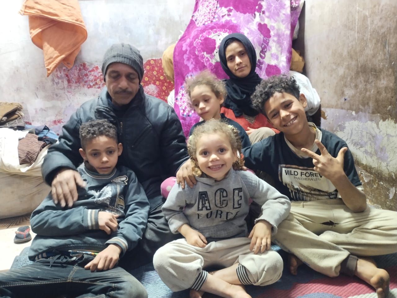 عم محمد وسط أسرته البسيطة عم محمد وسط أسرته البسيطة