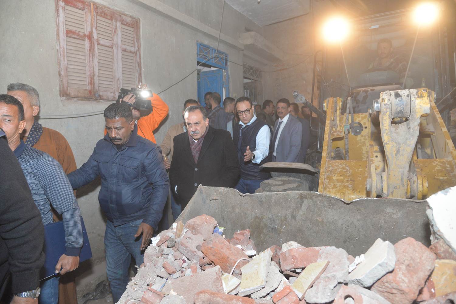 محافظ أسيوط يتفقد المنزل المنهار بالنخيلة (1)