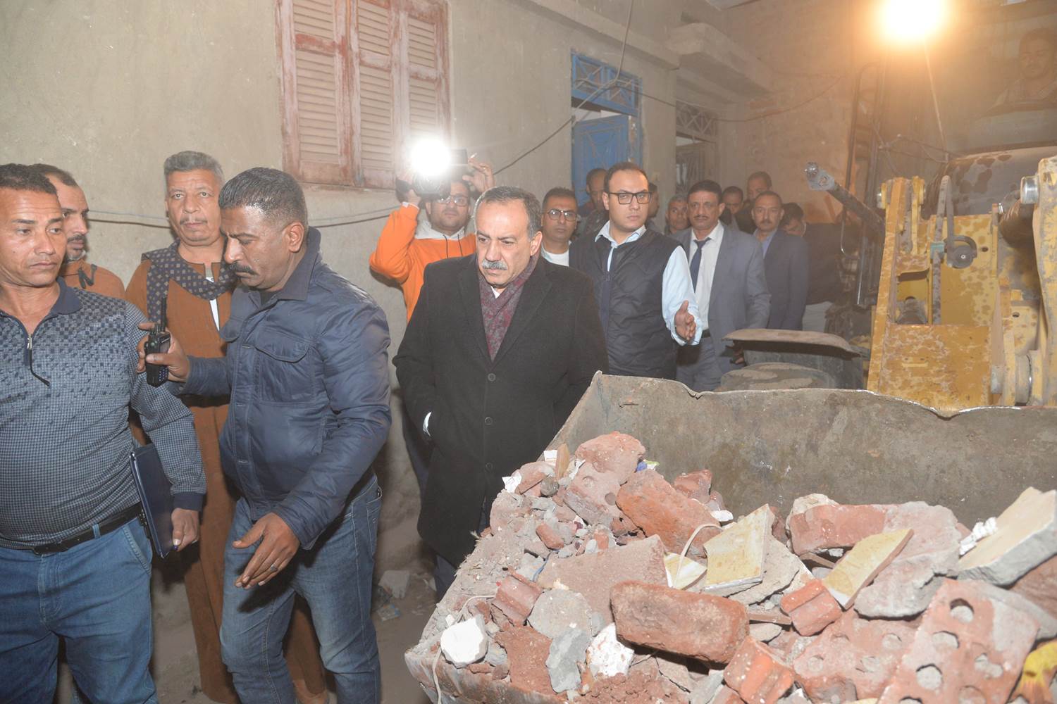 محافظ أسيوط يتفقد المنزل المنهار بالنخيلة (2)