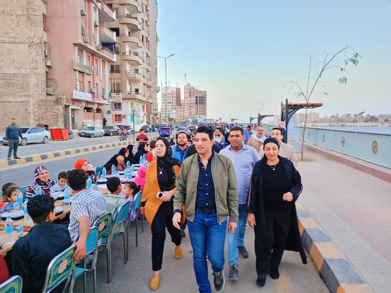 نائب محافظ سوهاج يشارك فى أطول مائدة إفطار نائب محافظ سوهاج يشارك فى أطول مائدة إفطار