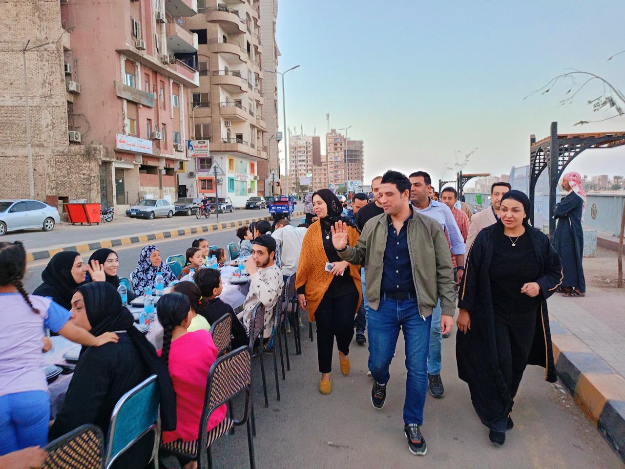 نائب محافظ سوهاج يشارك فى أطول مائدة   (2)