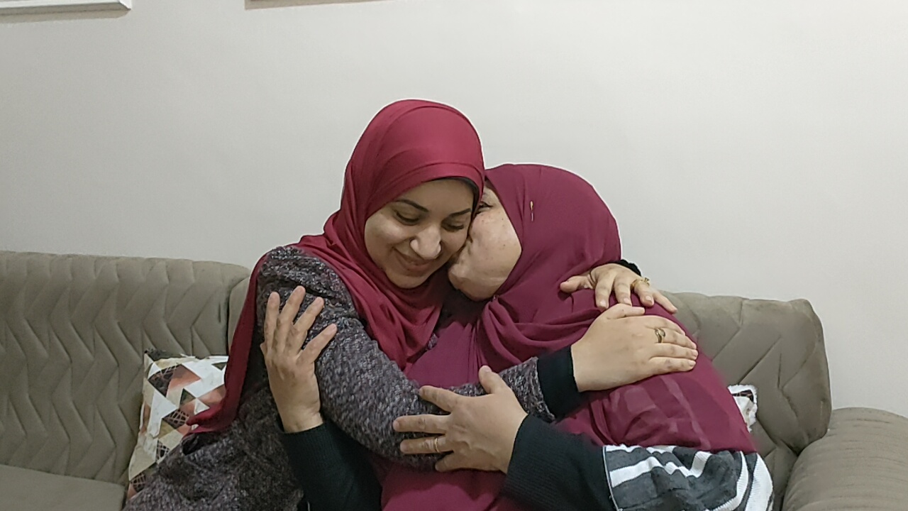 الام المثالية تقبل نجلتها أيه الام المثالية تقبل نجلتها أيه