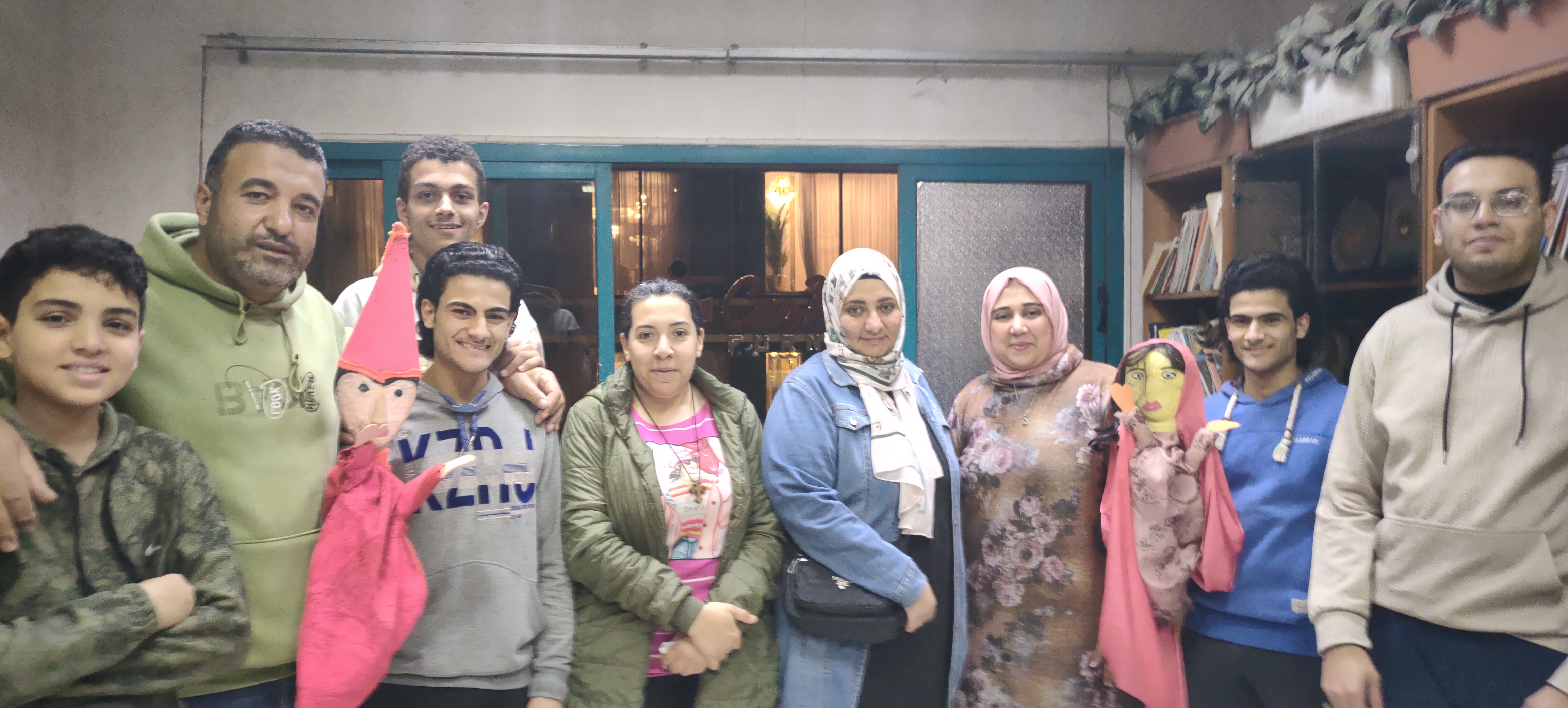 أعضاء فرقة الشرقية للعرائس