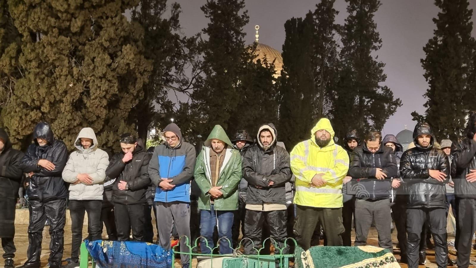 آلاف المصلين الفلسطينيين يؤدون صلاتى العشاء والتراويح فى المسجد الأقصى (2)