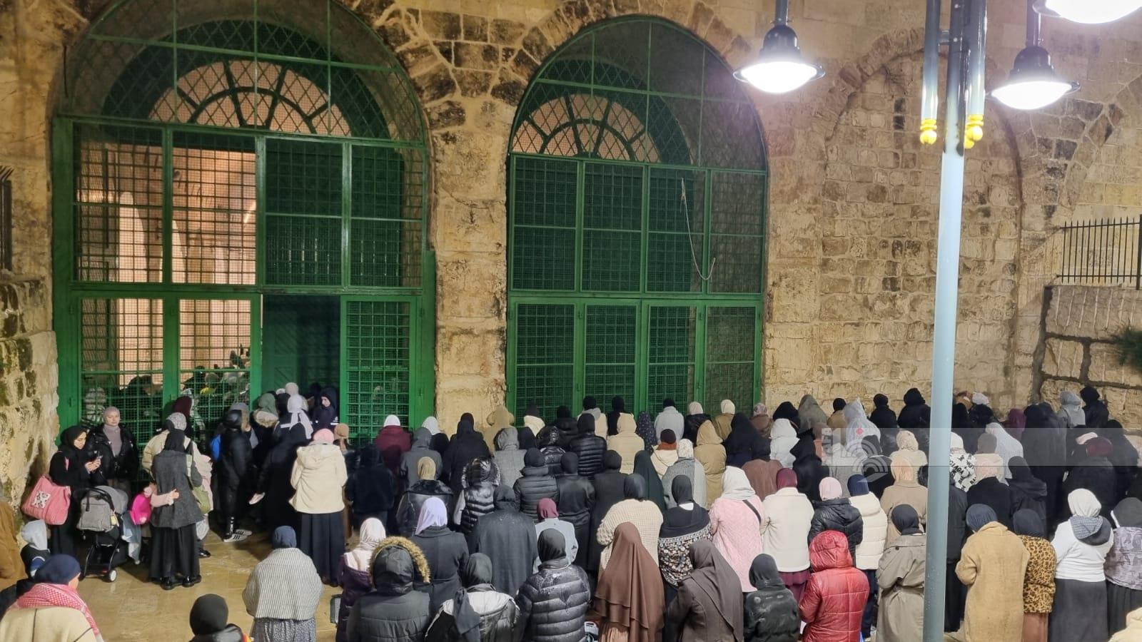 آلاف المصلين الفلسطينيين يؤدون صلاتى العشاء والتراويح فى المسجد الأقصى (3)