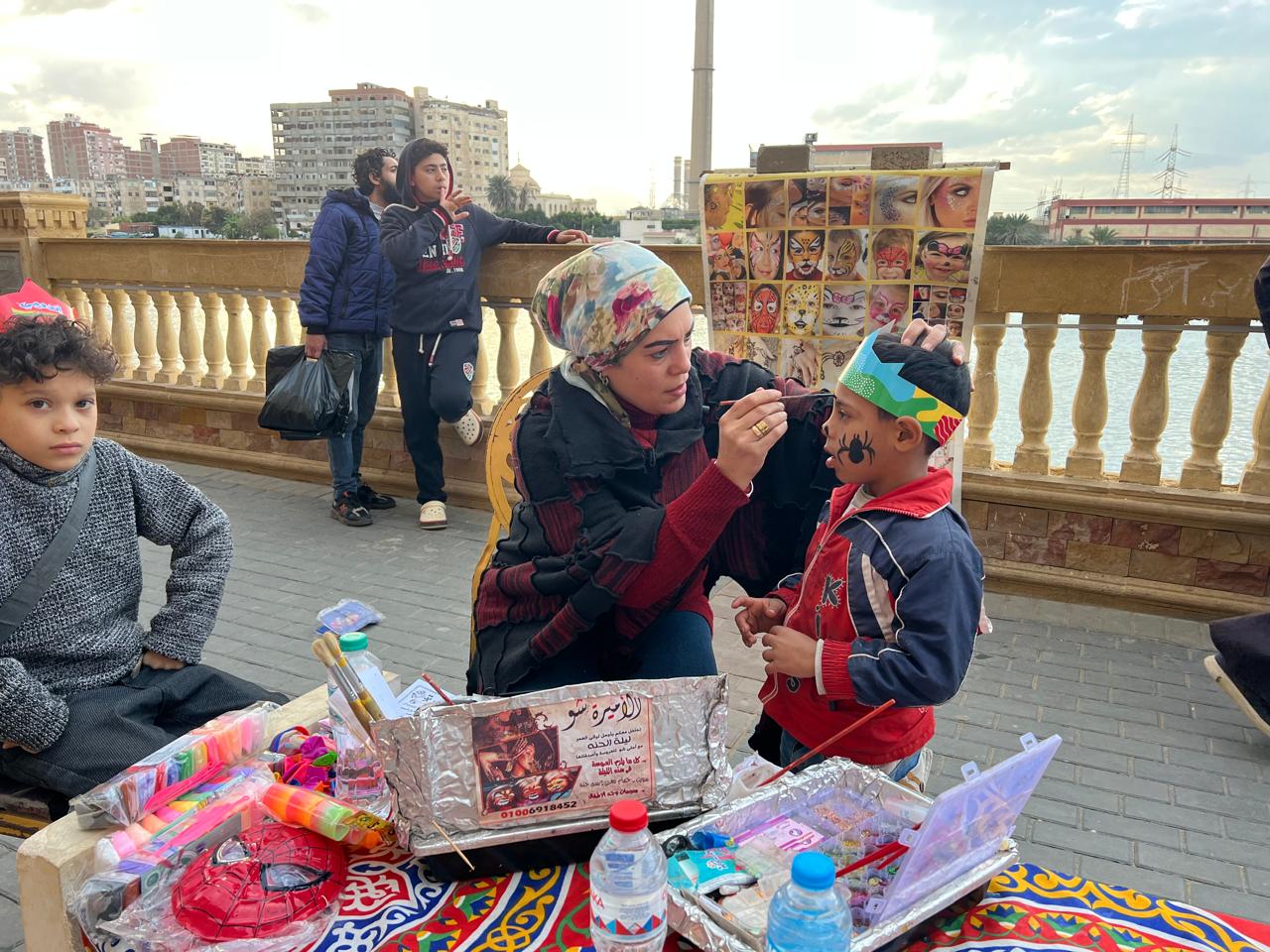 رسم علي وجوه الأطفال رسم علي وجوه الأطفال