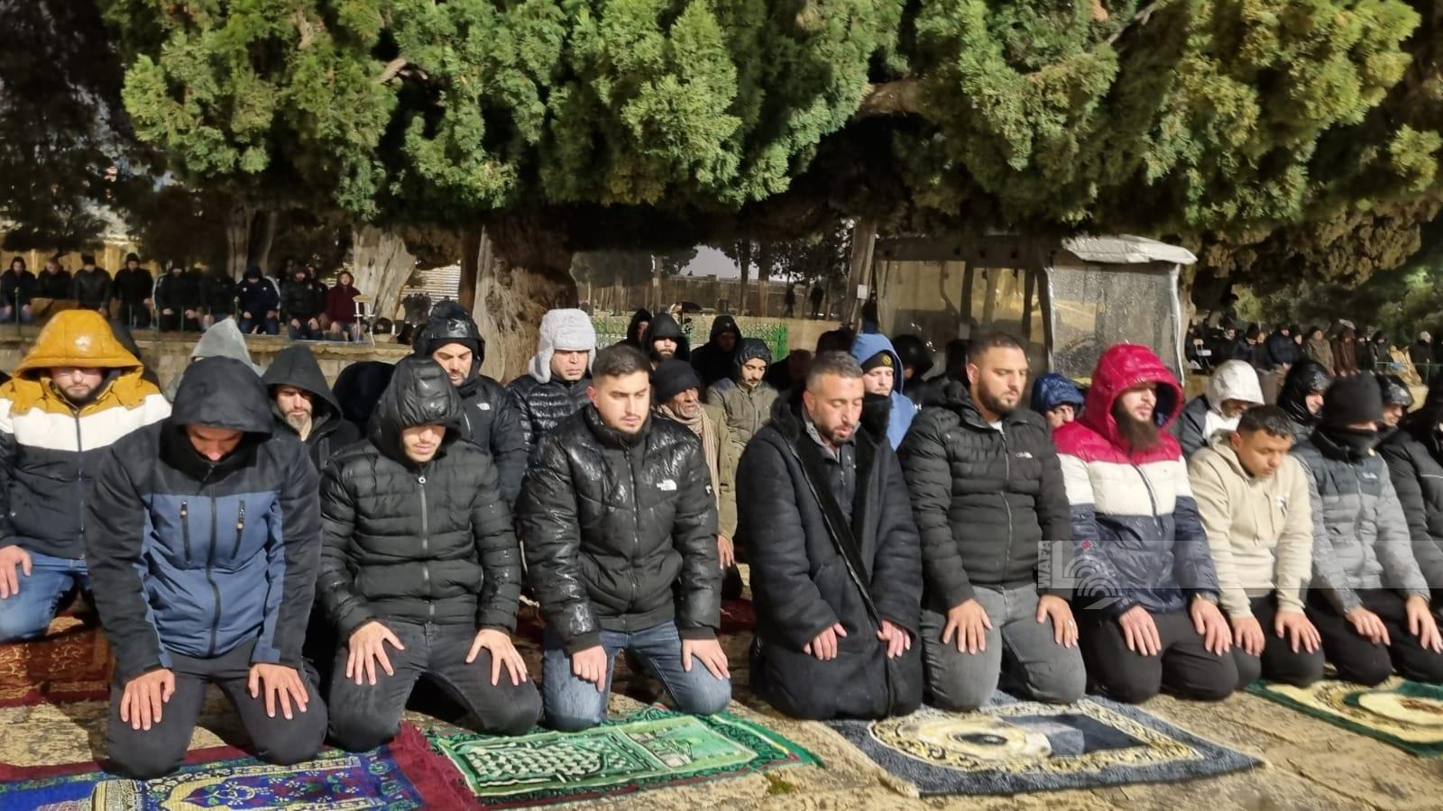 آلاف المصلين الفلسطينيين يؤدون صلاتى العشاء والتراويح فى المسجد الأقصى (1)