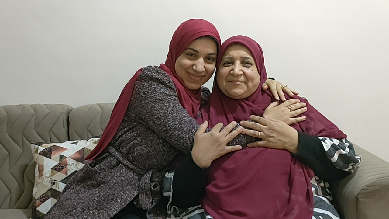 فرحة الابنه بفوز والدتها فرحة الابنه بفوز والدتها