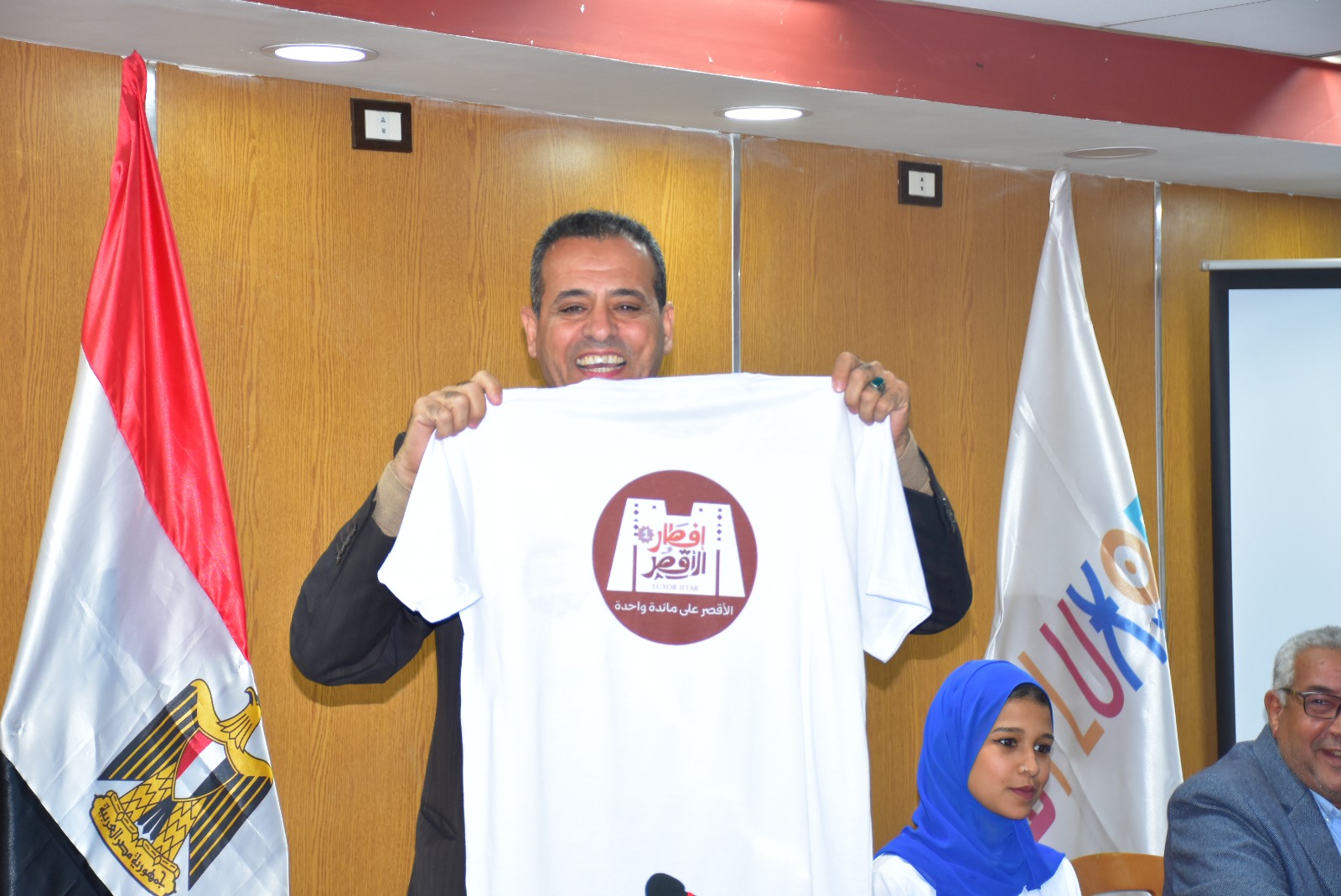 رئيس مدينة الأقصر خلال التجهيز لأضخم مائدة إفطار بالأقصر