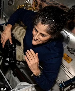 رائدة ناسا العالقة فى الفضاء