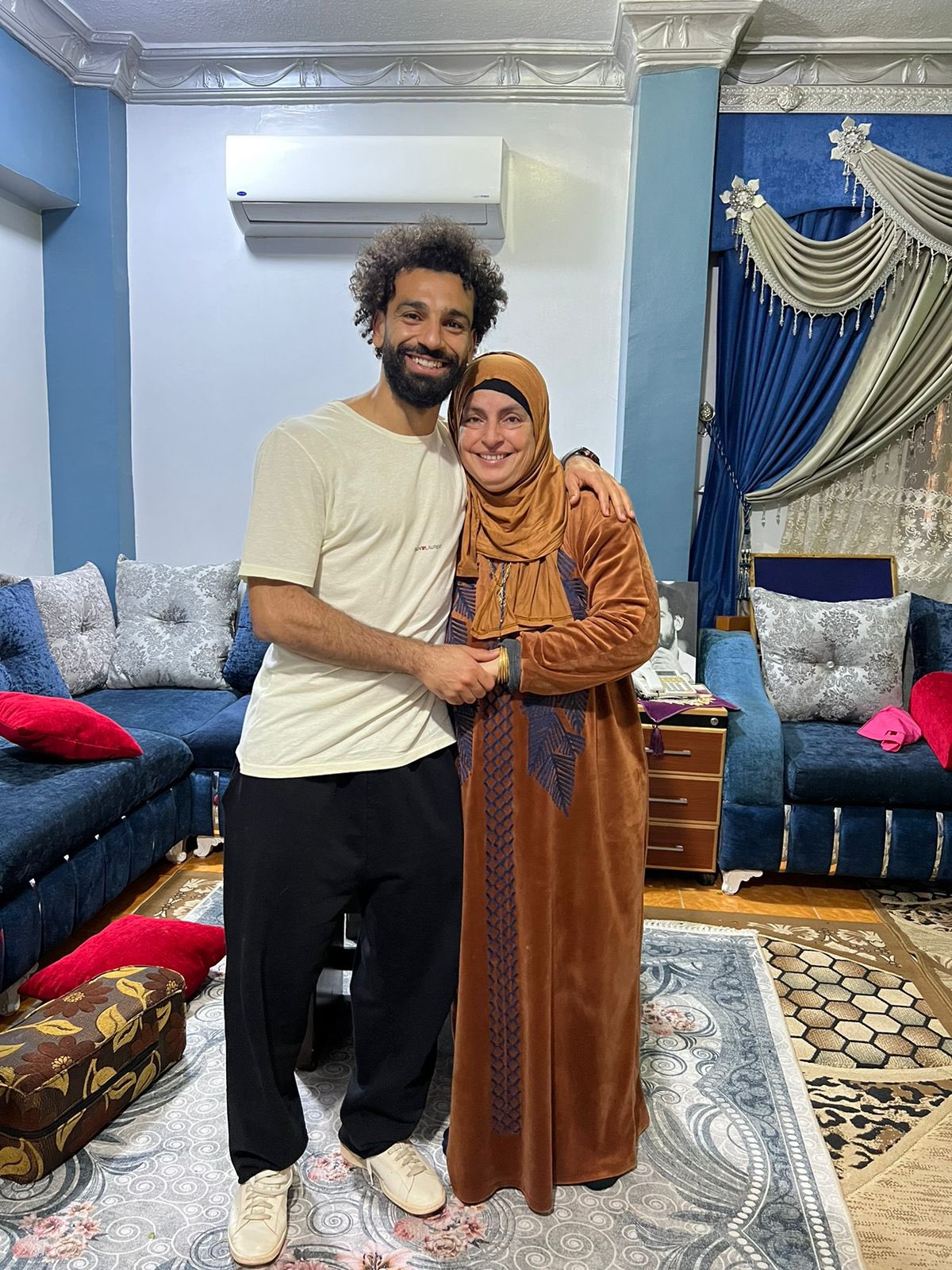 400407-محمد-صلاح-مع-والدته 400407-محمد-صلاح-مع-والدته