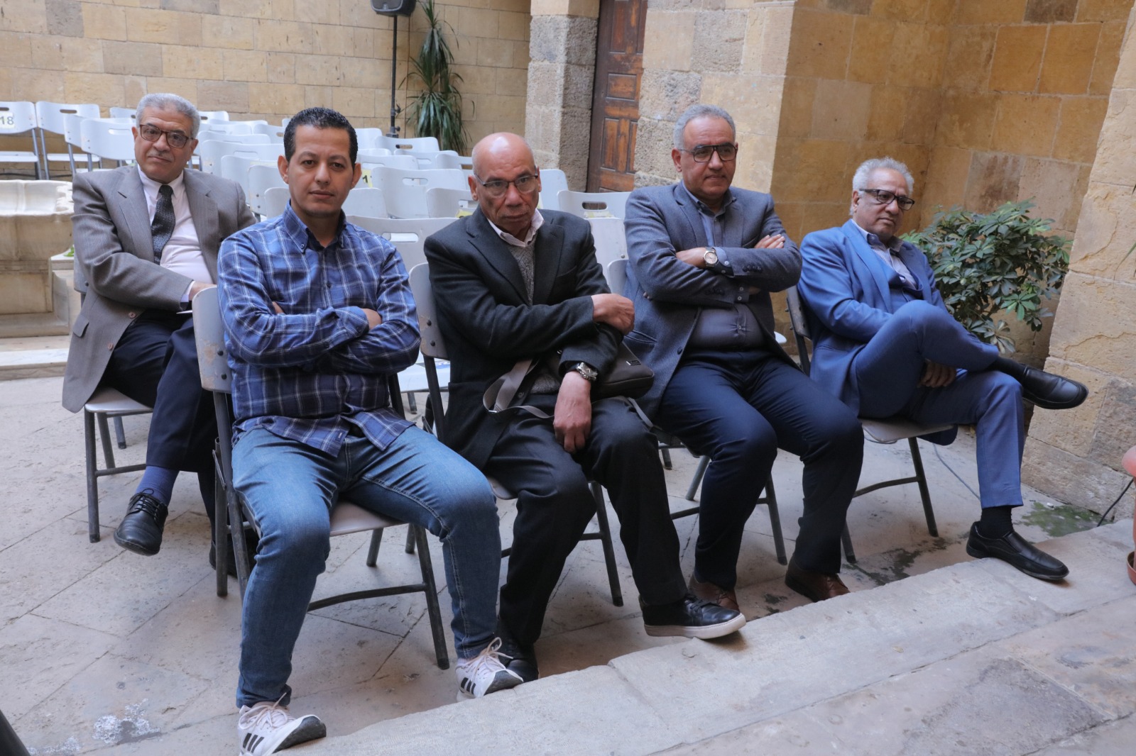 جانب من الحضور فى الندوة (1)