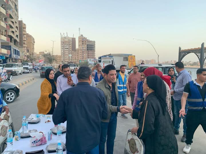 نائب محافظ سوهاج يشارك فى أطول مائدة   (1)