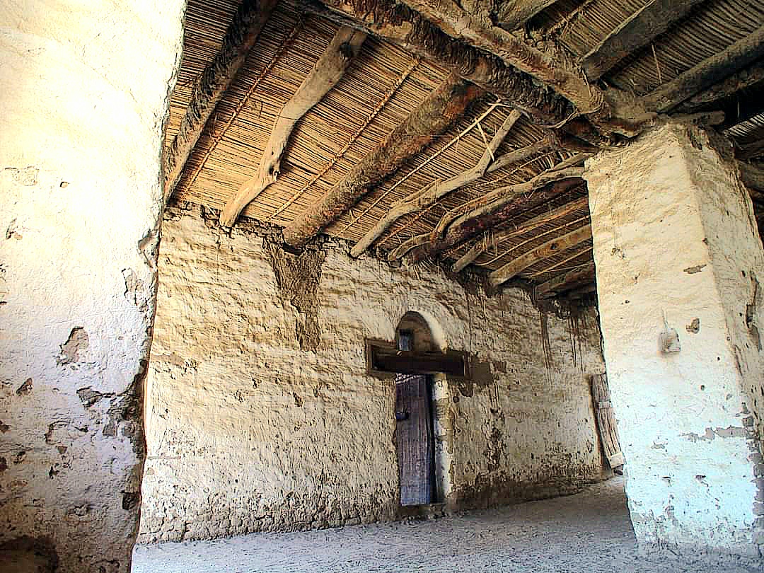 المسجد مبنى من الطوب اللبن المسجد مبنى من الطوب اللبن