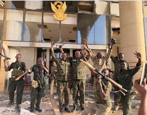 القوات السوداني أمام القصر