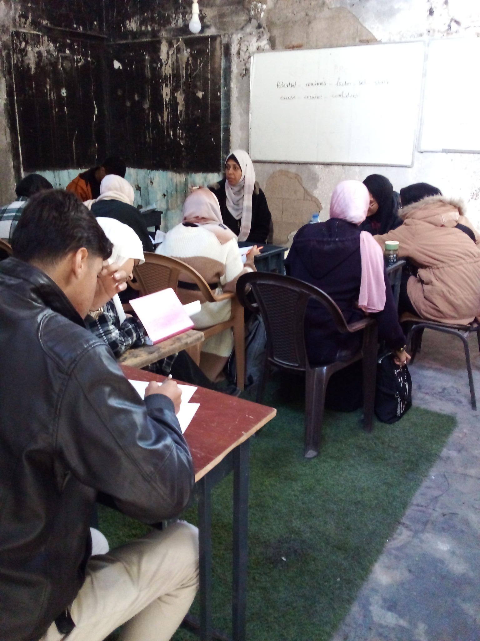 إحدى فصول الثانوية العامة في إحدى النقاط التعليمية المدمرة داخل غزة إحدى فصول الثانوية العامة في إحدى النقاط التعليمية المدمرة داخل غزة