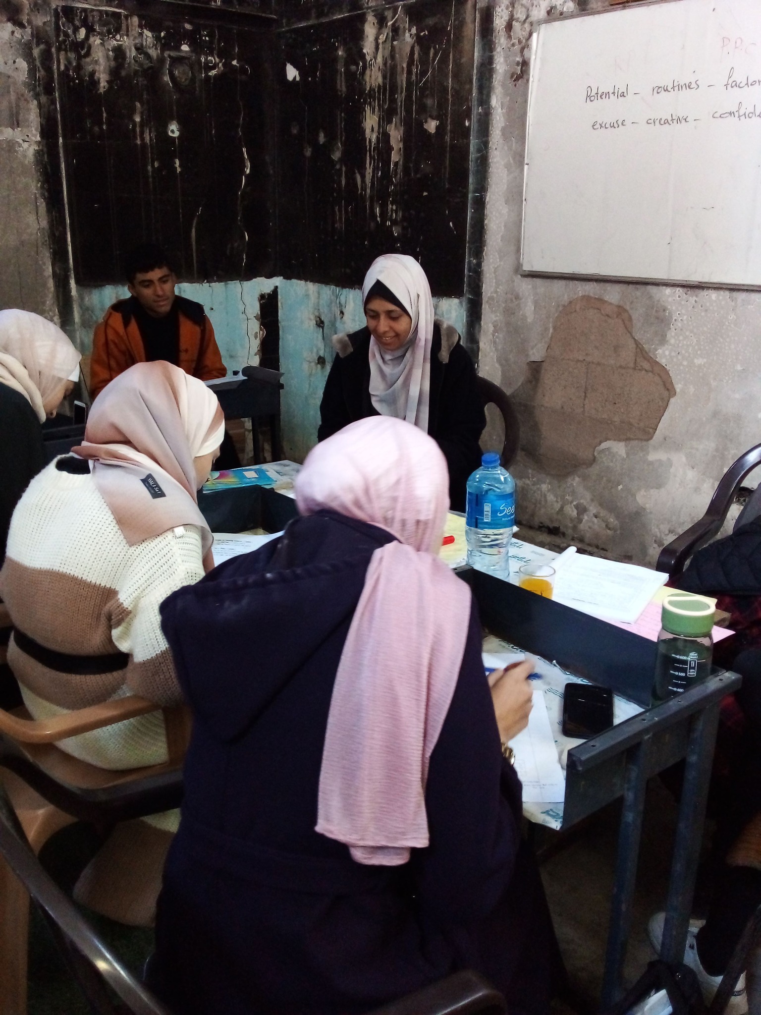 المعلمون يحضرون للحصص الدراسية داخل نقاط تعليمية في غزة المعلمون يحضرون للحصص الدراسية داخل نقاط تعليمية في غزة