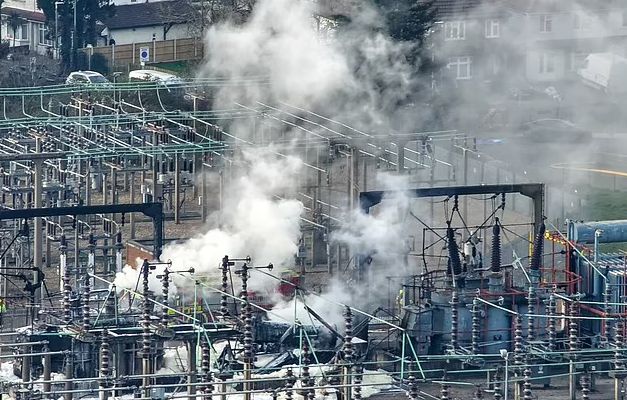 تصاعد أعمدة الدخان من محطة الكهرباء