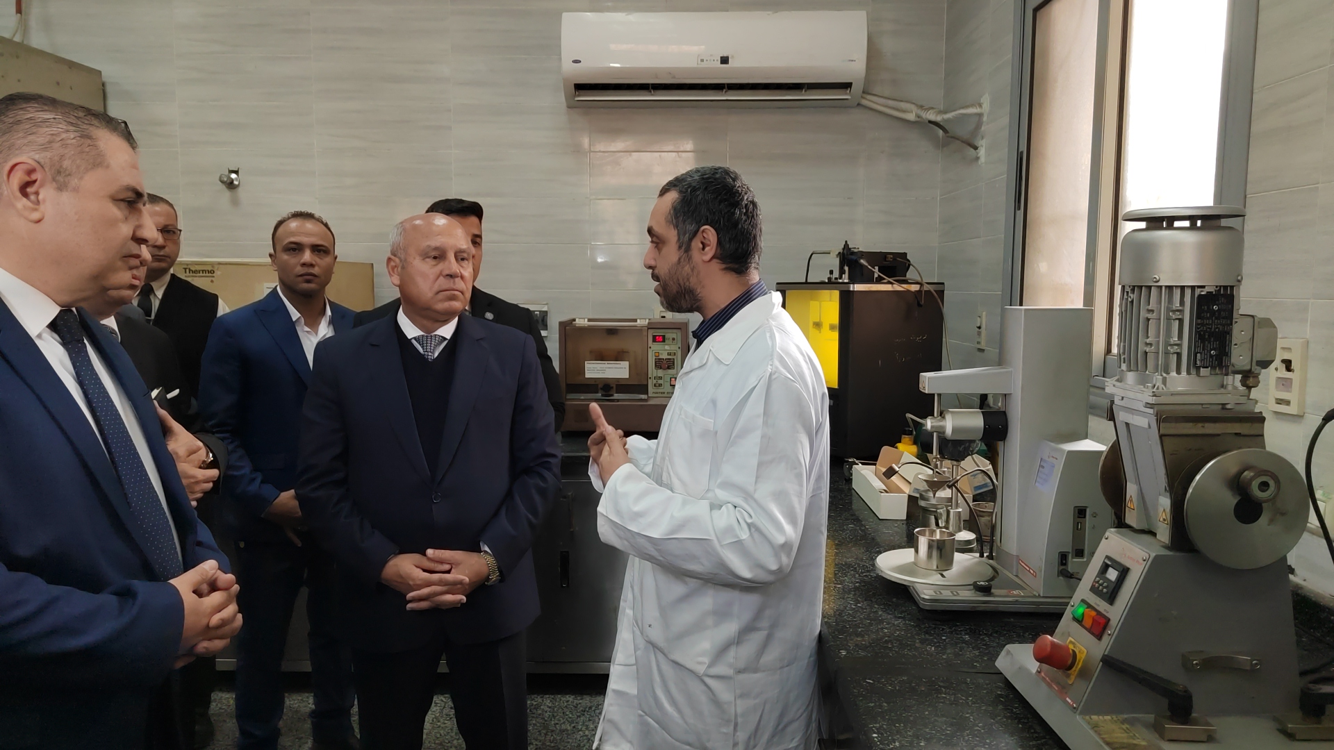 نائب رئيس الوزراء يتفقد المعامل نائب رئيس الوزراء يتفقد المعامل