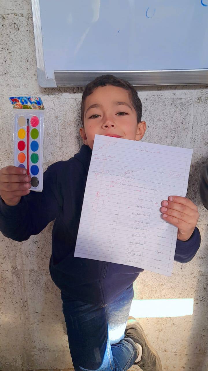 طالب يتلقى دروه داخل إحدى النقاط التعليمية في غزة طالب يتلقى دروه داخل إحدى النقاط التعليمية في غزة