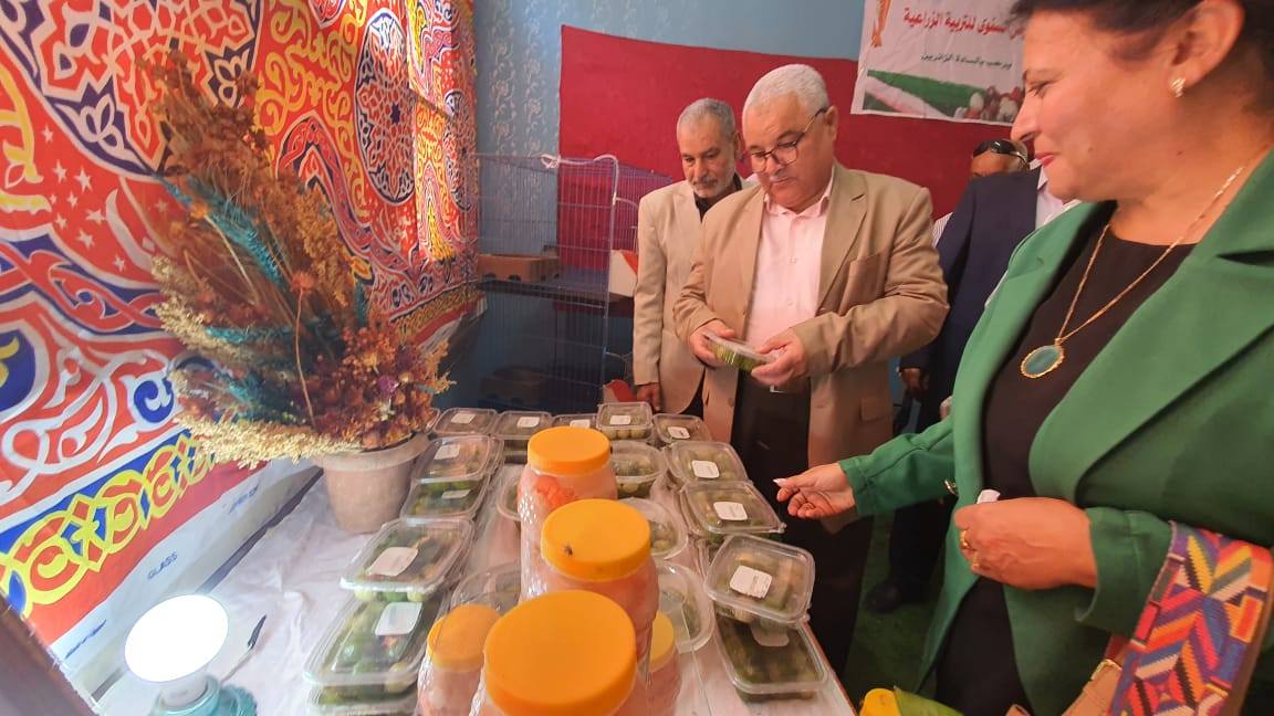 فتح أبواب معرض للمنتجات الزراعية بإسنا