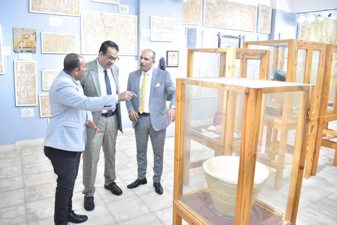 القطع المستنسخة داخل صناديق زجاجية القطع المستنسخة داخل صناديق زجاجية