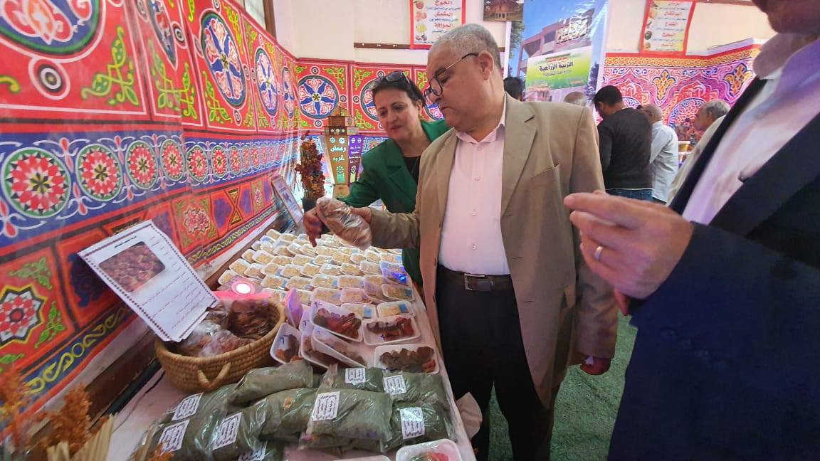 جولة لمتابعة فتح أبواب معرض للمنتجات الزراعية بإسنا