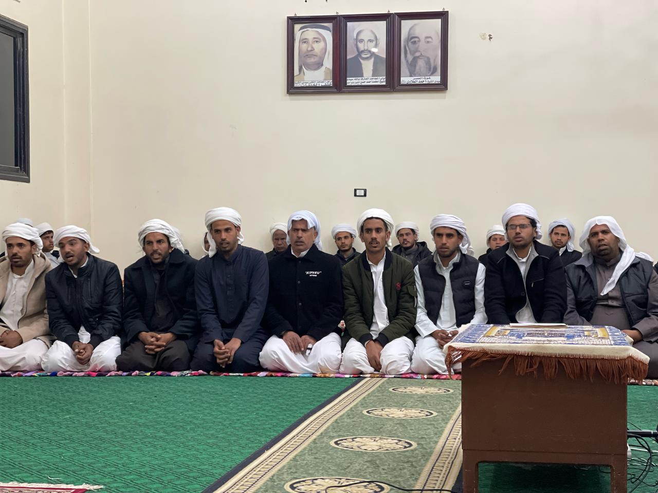 من كل الاعمار في جلسات الذكر