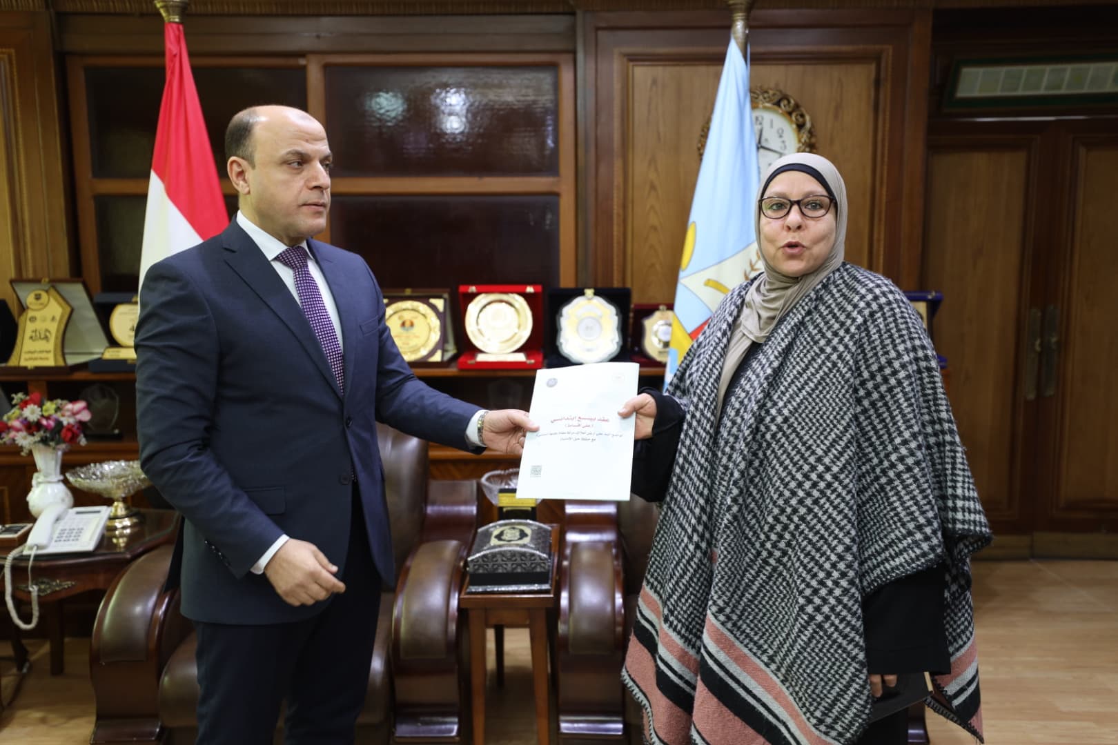 محافظ كفر الشيخ يسلم عقد تقنين لسيدة محافظ كفر الشيخ يسلم عقد تقنين لسيدة