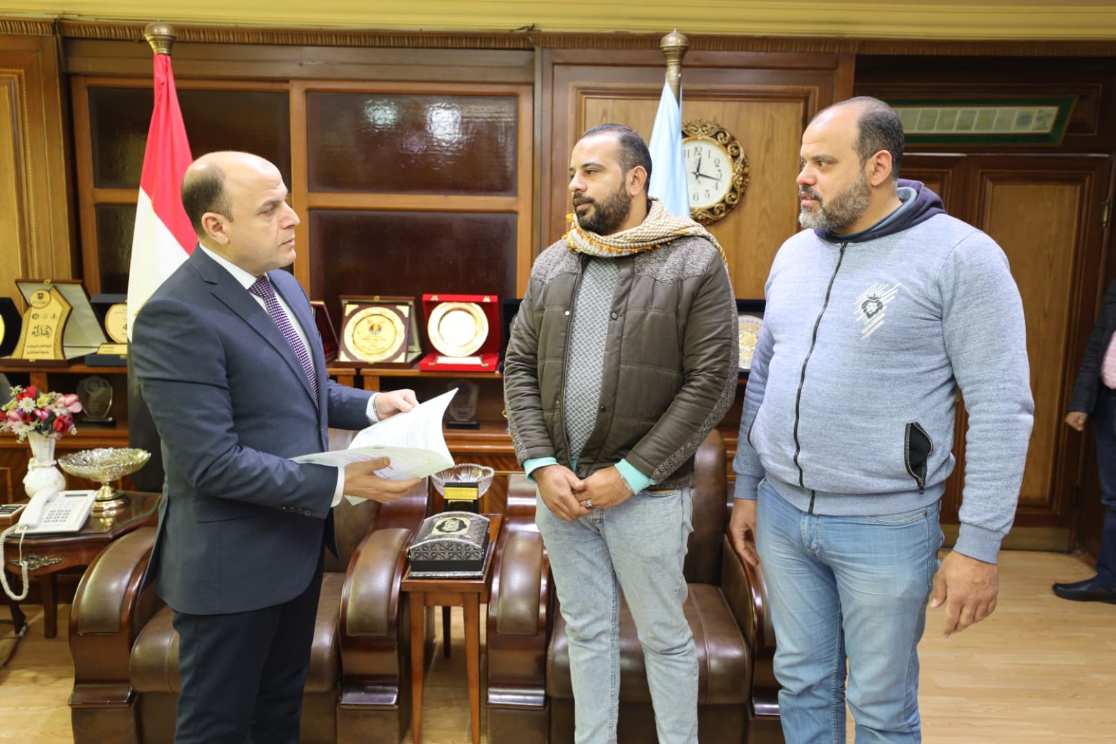 محافظ كفر الشيخ يسلم عقد تقنين لمواطن محافظ كفر الشيخ يسلم عقد تقنين لمواطن