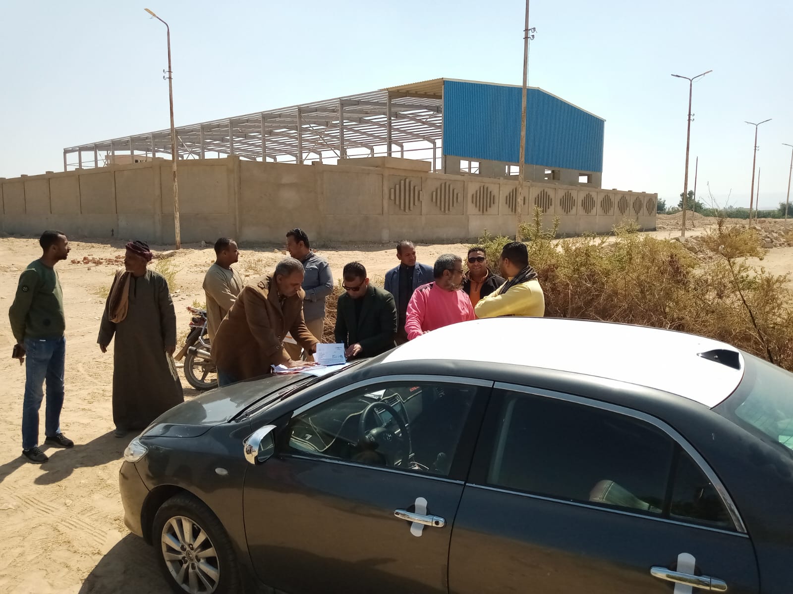 تسليم قطع أراضي للمستثمرين بالمنطقة الصناعية بالبغدادى تسليم قطع أراضي للمستثمرين بالمنطقة الصناعية بالبغدادى