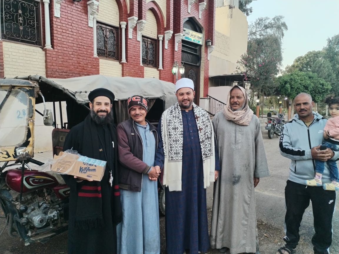 قمص يشارك  في إفطار صائمين على الطريق بقرية شنهور في قنا