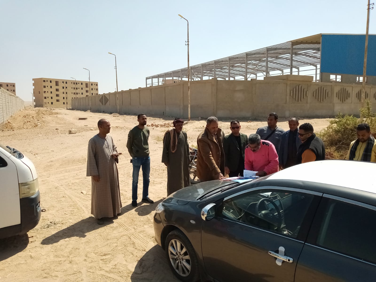 أعمال تسليم قطع أراضي للمستثمرين بالمنطقة الصناعية بالبغدادى أعمال تسليم قطع أراضي للمستثمرين بالمنطقة الصناعية بالبغدادى