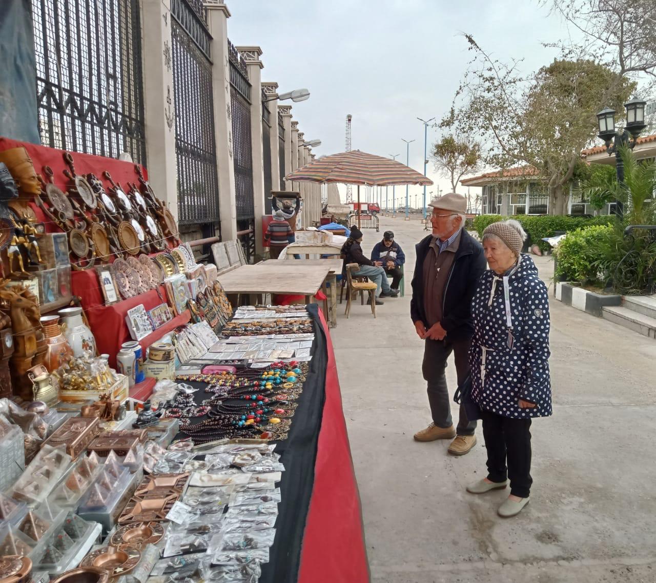 بعض السياح بعض السياح