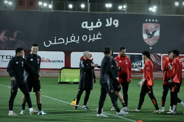 كولر يمنح تعليمات للاعبين كولر يمنح تعليمات للاعبين