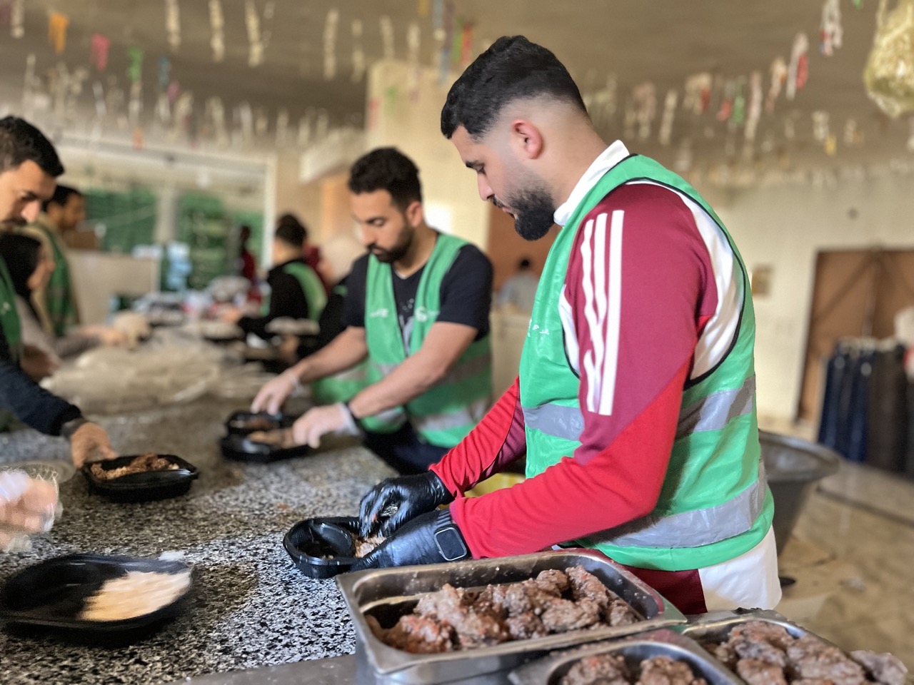 الشباب يعملون بلا كلل الشباب يعملون بلا كلل