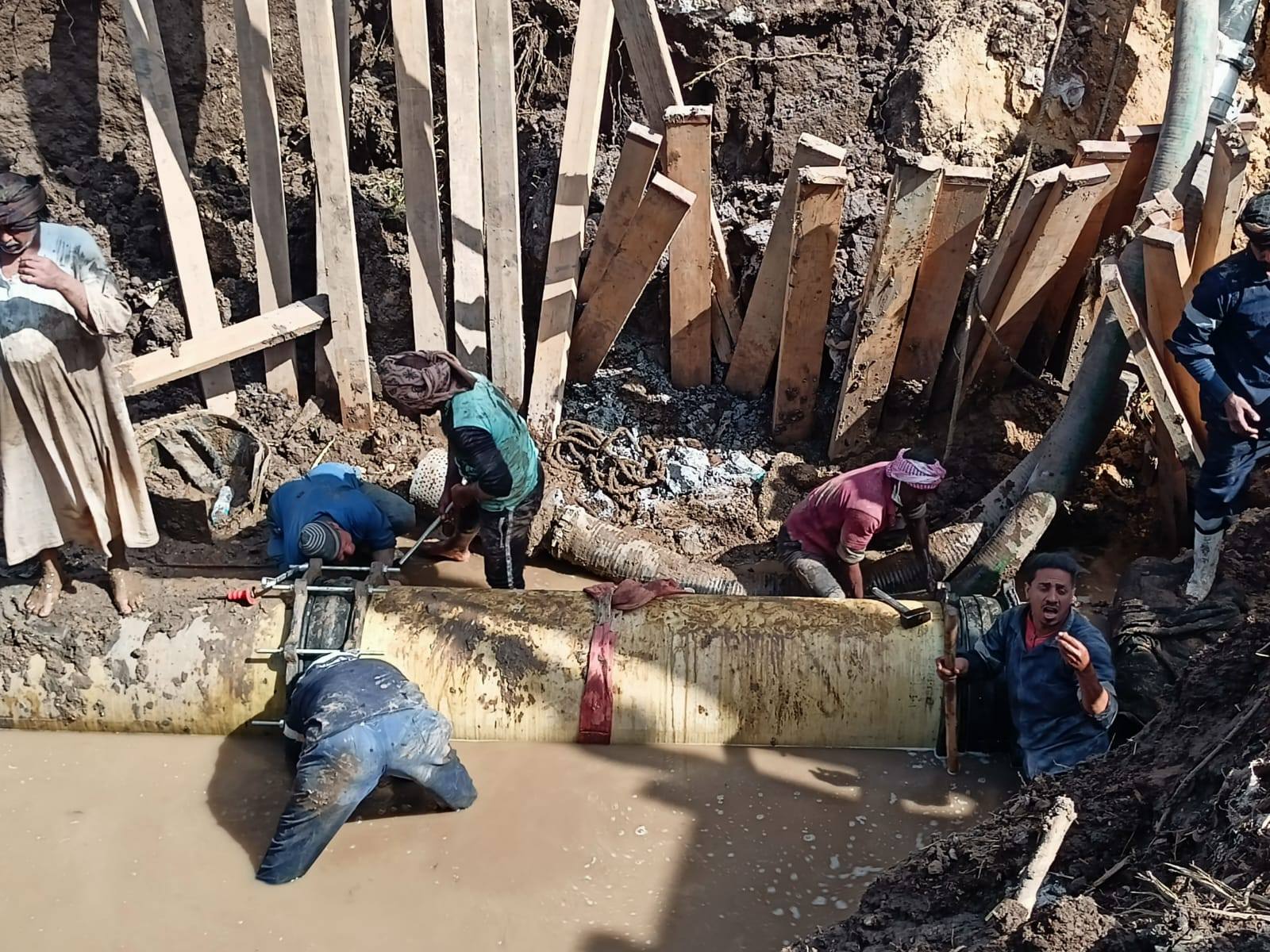 جانب من العمل فى صيانة خط مياه بالأقصر