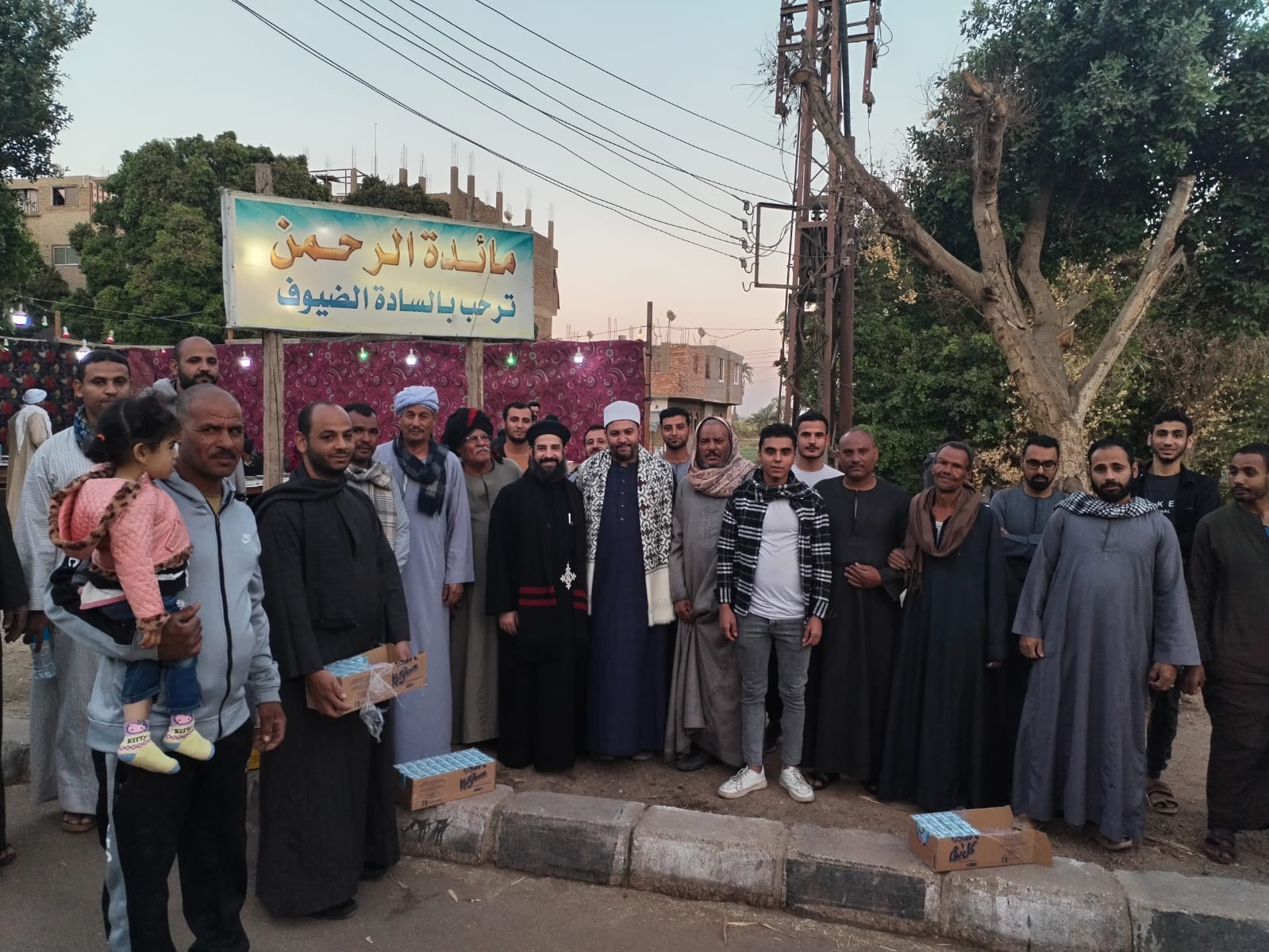 قمص يشارك  في إفطار صائمين على الطريق بقرية شنهور في قنا