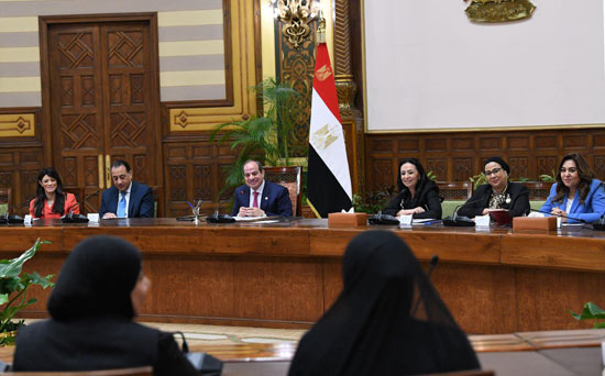 لقاء الرئيس بالأم المثالية لقاء الرئيس بالأم المثالية